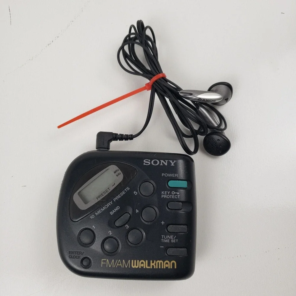 Sony SRF-M32 FM AM Walkman Digital Radio 10 Presets Clip-On with‎ Headphones